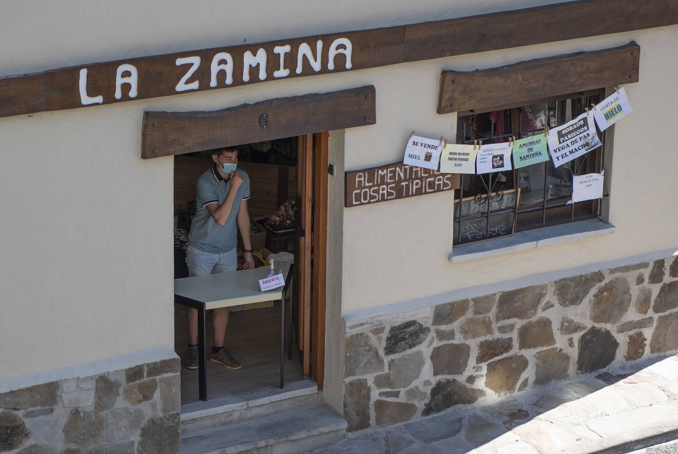 Fotos: San Roque de Riomiera, con 15 infectados por covid, se convierte en un pueblo fantasma