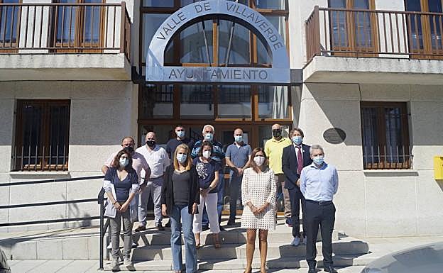 Imagen principal - La regionalista Esther Gómez toma el relevo al frente del Ayuntamiento de Valle de Villaverde