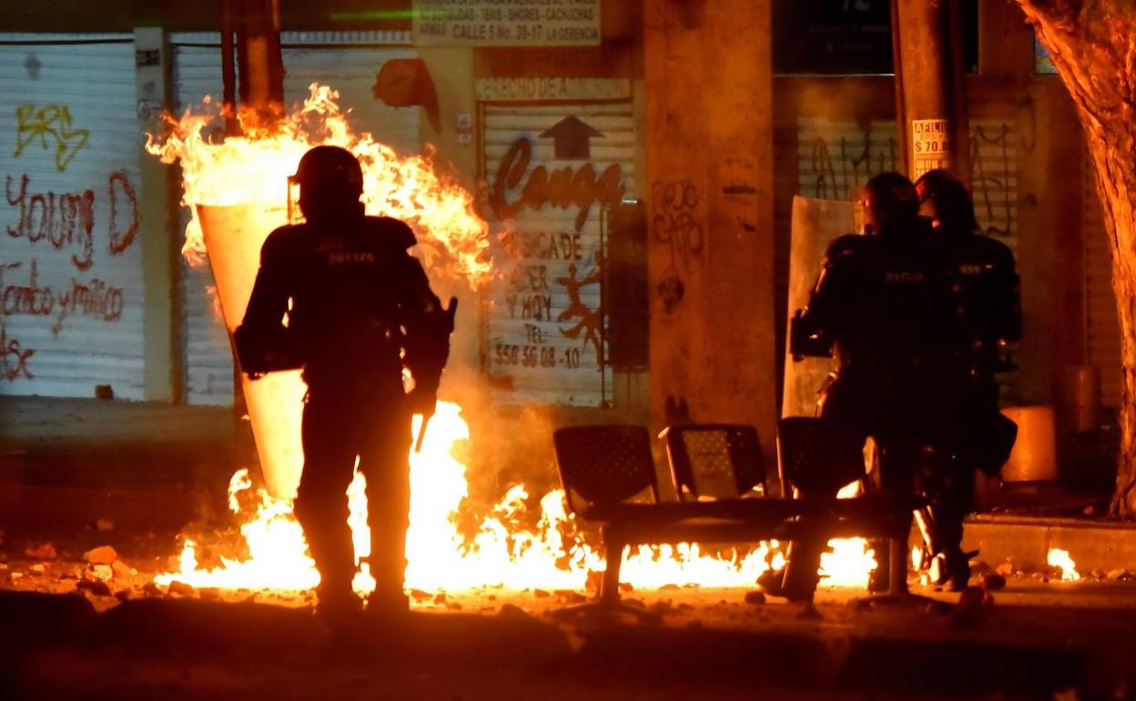 Barricadas de fuego contra la policía en Bogotá (Colombia).