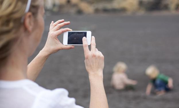 Una madre fotografía a sus dos hijos.