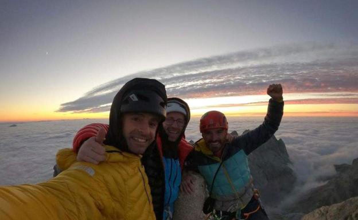 Los tres escaladores en la cima asturiana. 