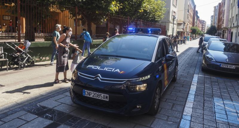 Ya hay 68 casos positivos, entre ellos varios niños, tras el bautizo que dio origen al brote. El Gobierno recomienda a los vecinos que no salgan de casa y suspende las clases en el colegio José María de Pereda