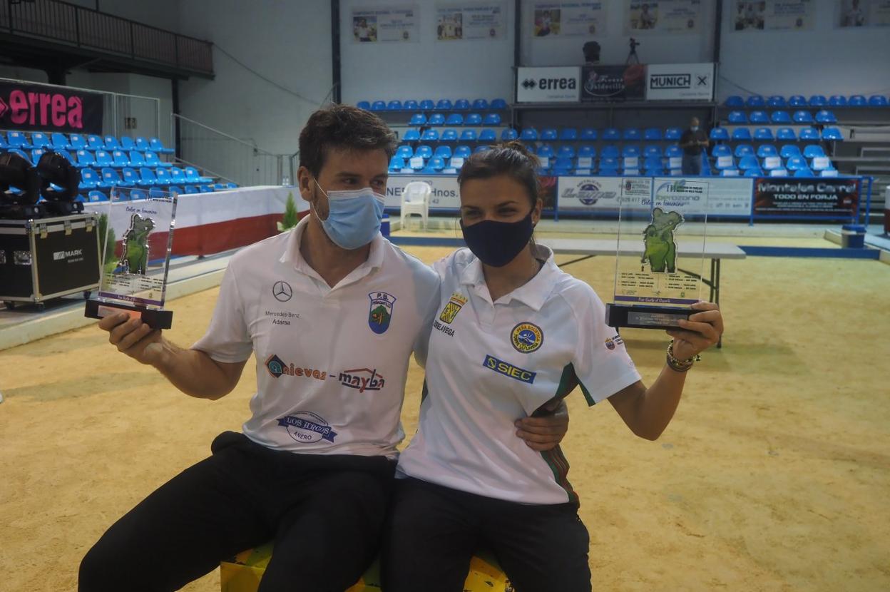 Rubén Haya y Andrea Gómez, con sus trofeos acreditativos del triunfo en Orejo. 