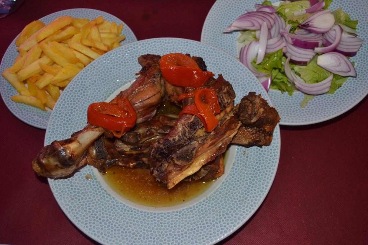 Lechazo de Castilla asado con patatas y ensalada. dm