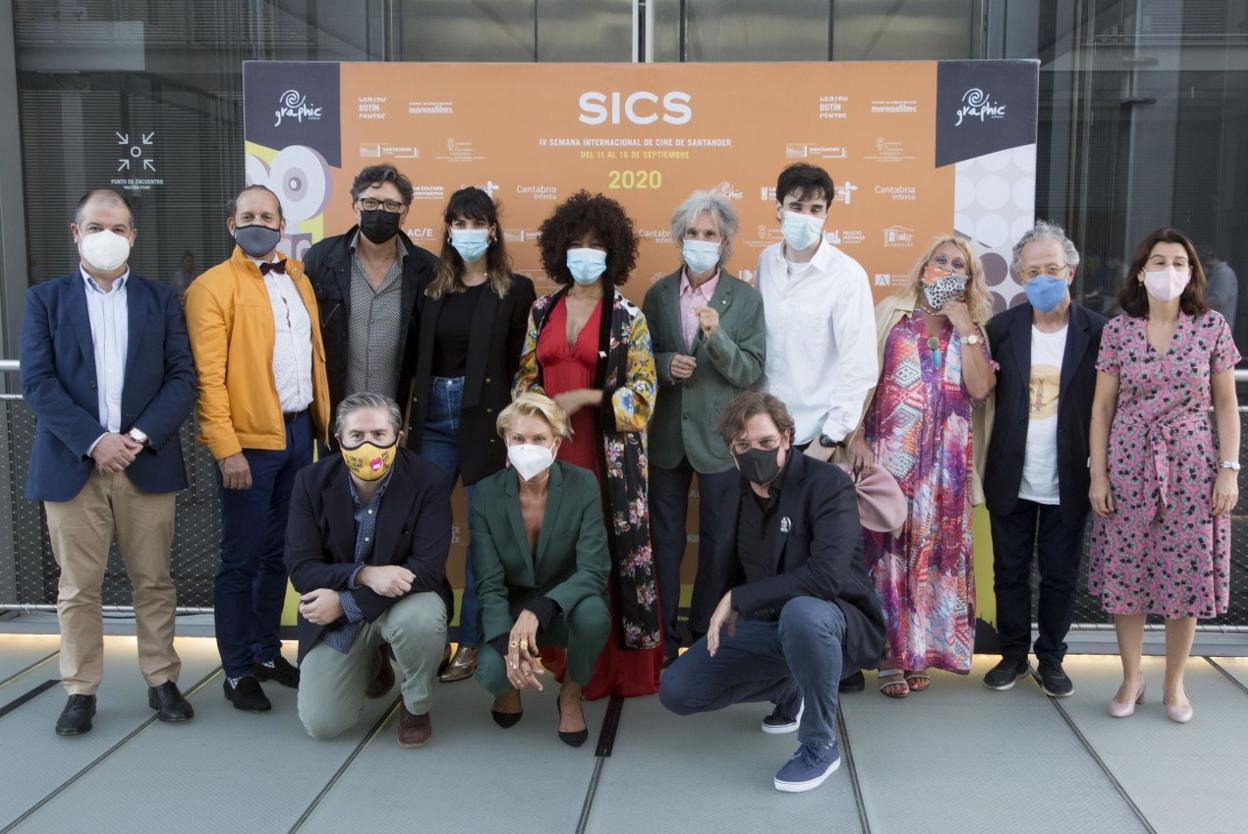 Organizadores y participantes del certamen cántabro posan para la foto de familia antes de su inauguración en el Centro Botín.