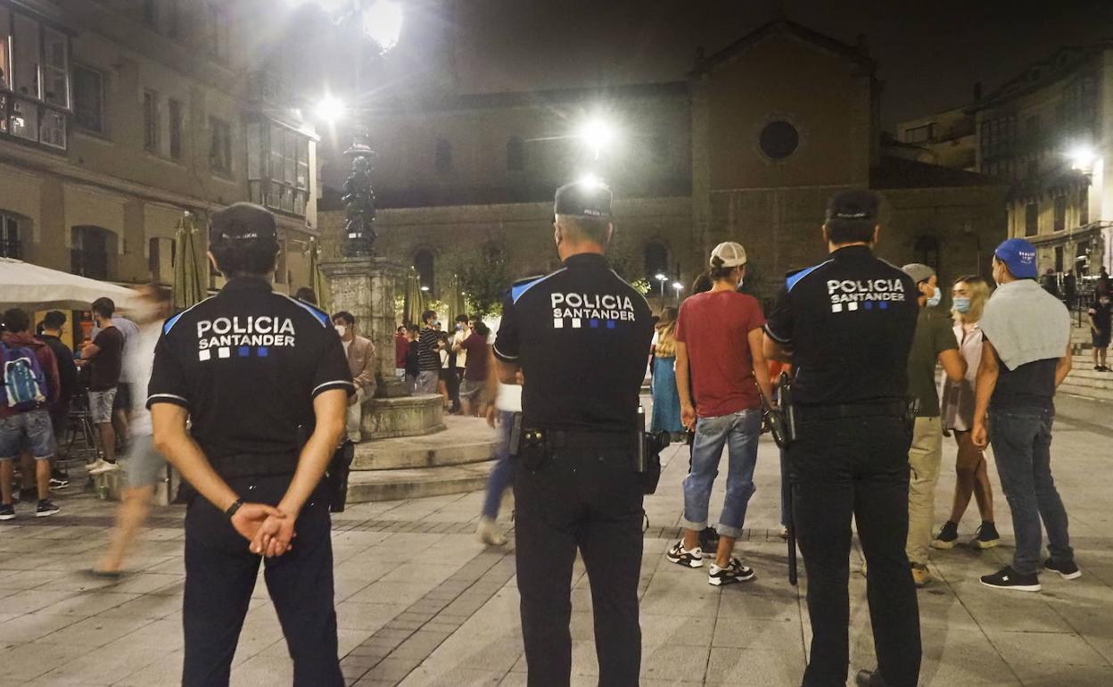 Policías vigilan que se respete el horario de cierre de los establecimientos que aguantan abiertos en Cañadío.