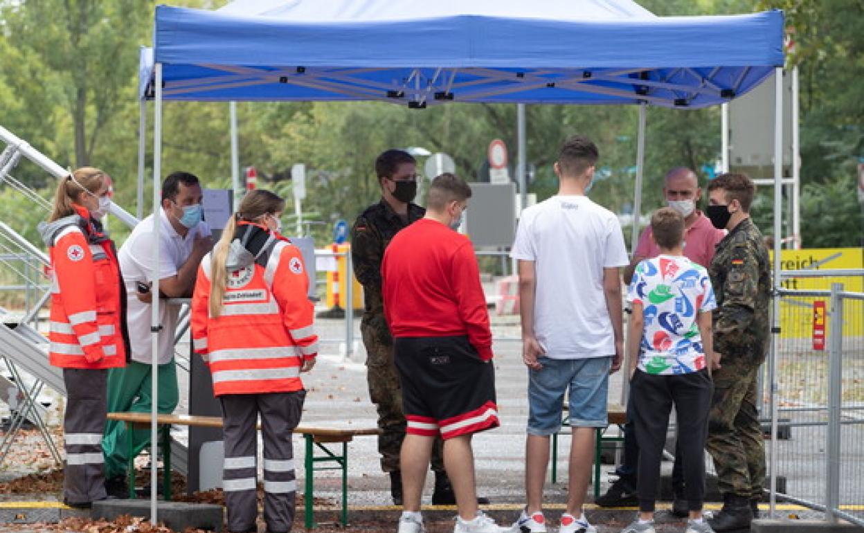 La gente visita la estación de pruebas Corona en la estación central de autobuses Berlín 