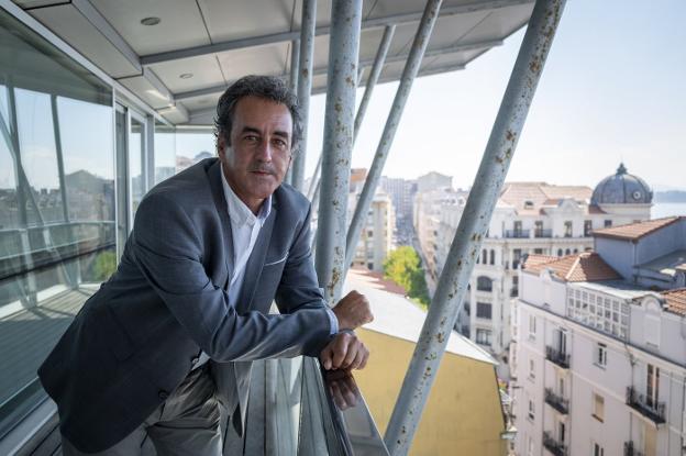 El consejero de Industria, Francisco Martín, en la terraza de la sede del Gobierno de Cantabria. 