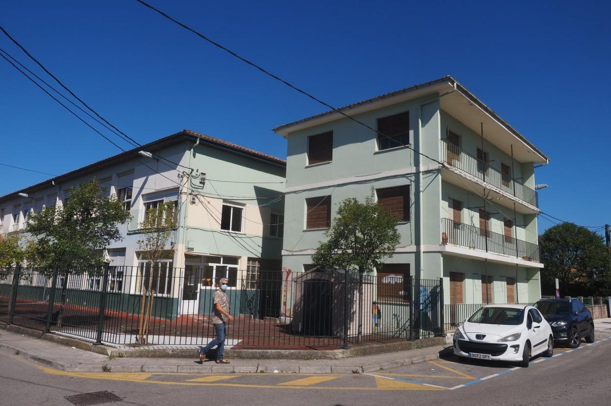 El centro cívico unirá la antigua casa de los maestros, a la derecha, y el colegio público Pancho Cossío, a la izquierda. sane