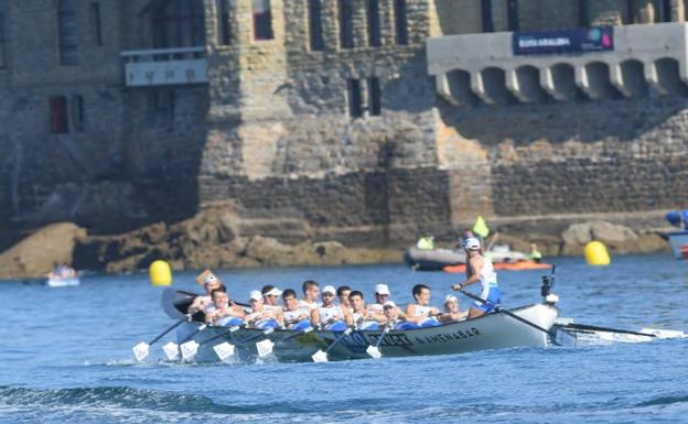 Los tripulantes de Ziérbena bogan durante la regata.