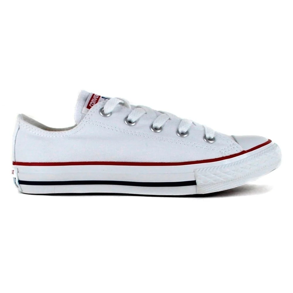 Con este look Sara Carbonero, no sólo nos adelantó la tendencia clave del entretiempo que llevaremos este otoño, sino también el modelo de zapatillas con el que combinaremos la mayoría de estilismos esta temporada. Nos referimos a este modelo 'Chuck Taylor All Star Seasonal', de Converse, con diseño bajo en blanco y cuyo precio es de 43,69 euros.