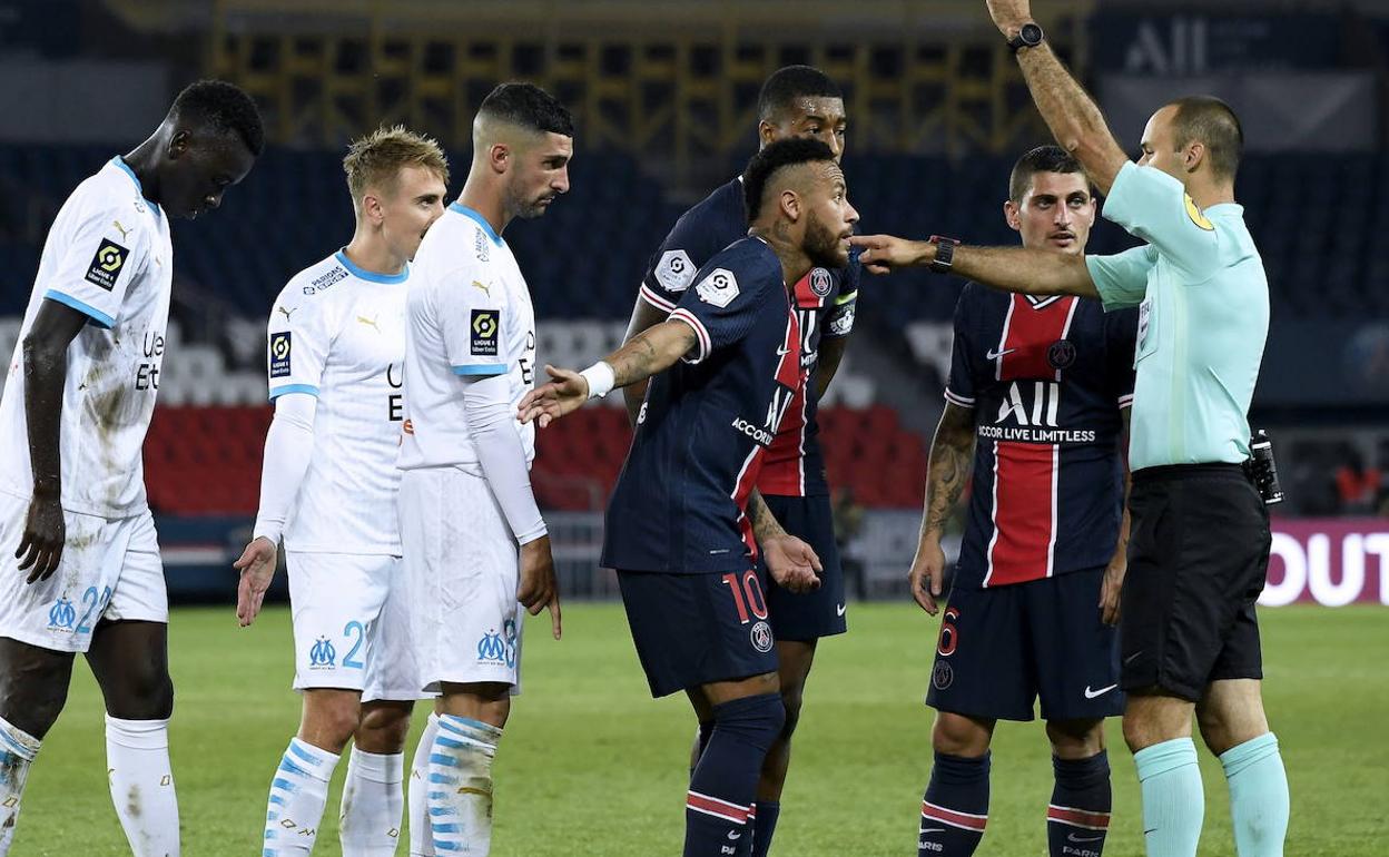 Momento en el que el árbitro expulsa a Neymar en el PSG-Olympique. Álvaro González, detrás. 