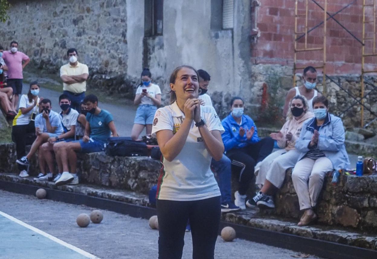 Iris Cagigas ganó el domingo el Campeonato de Cantabria, un título dedicado a su tío Santi, fallecido un día antes del torneo. 