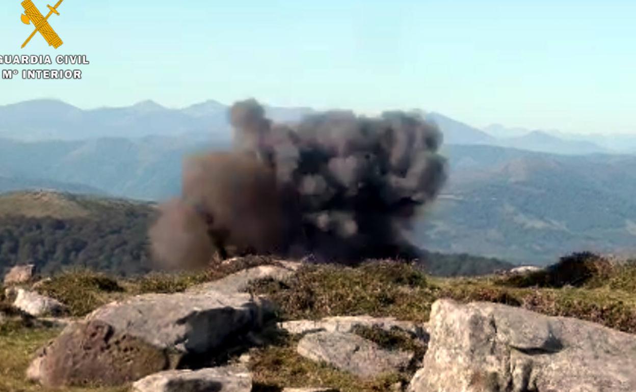 Detonación de la granada tipo 'piña', ayer en territorio de San Felices de Buelna,