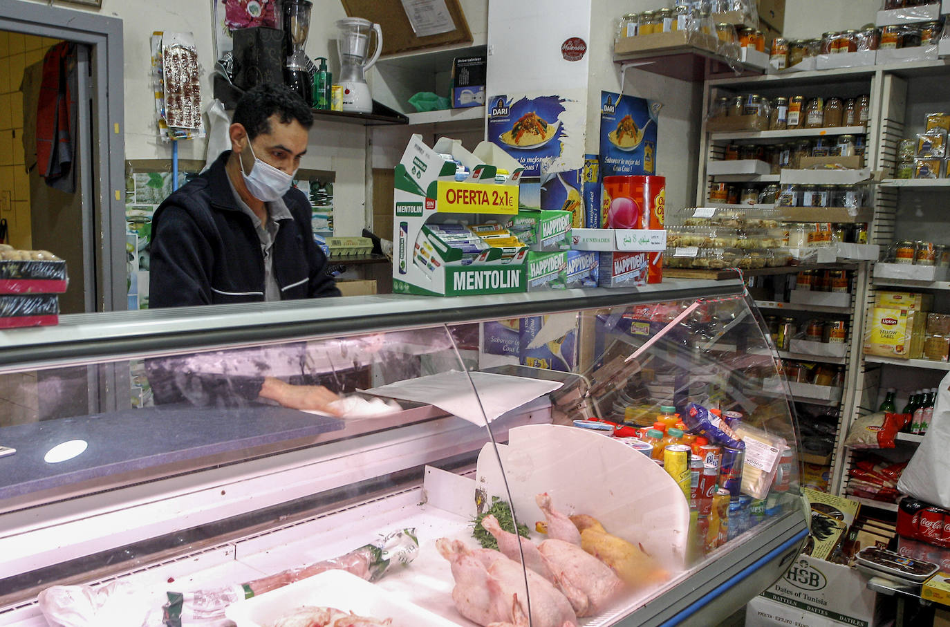 Salud Pública anunció esta mañana que tras los datos recabados el domingo son ya 138 los positivos en el barrio: 68 de ellos provienen del conocido brote detectado tras la celebración de un bautizo multitudinario y se desconoce si los 70 restantes tienen que ver con el mismo foco.