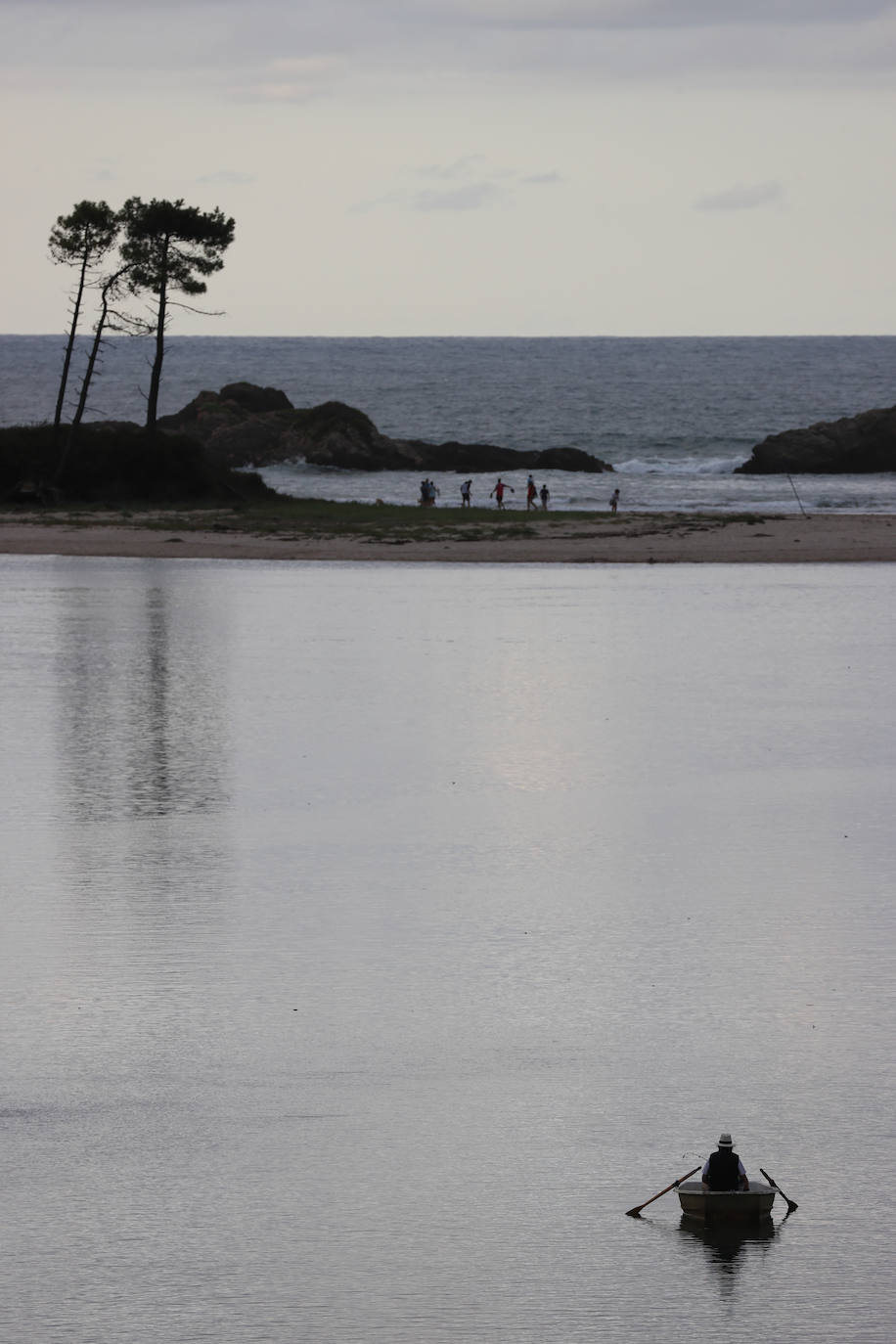 Imágenes de las espectaculares costas del Parque Natural de Oyambre y de las playas de San Vicente de la Barquera tomadas este verano al caer la noche. 