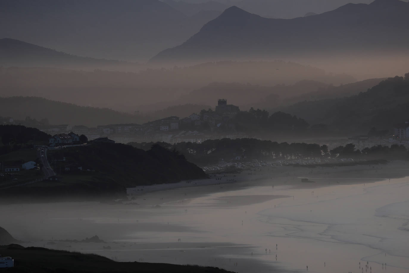 Imágenes de las espectaculares costas del Parque Natural de Oyambre y de las playas de San Vicente de la Barquera tomadas este verano al caer la noche. 