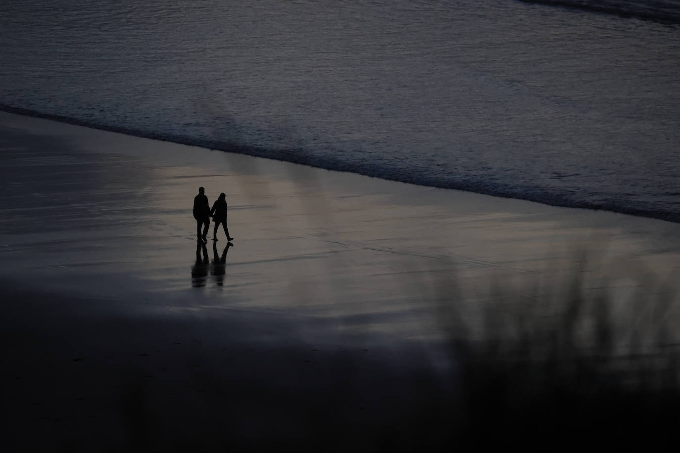 Imágenes de las espectaculares costas del Parque Natural de Oyambre y de las playas de San Vicente de la Barquera tomadas este verano al caer la noche. 