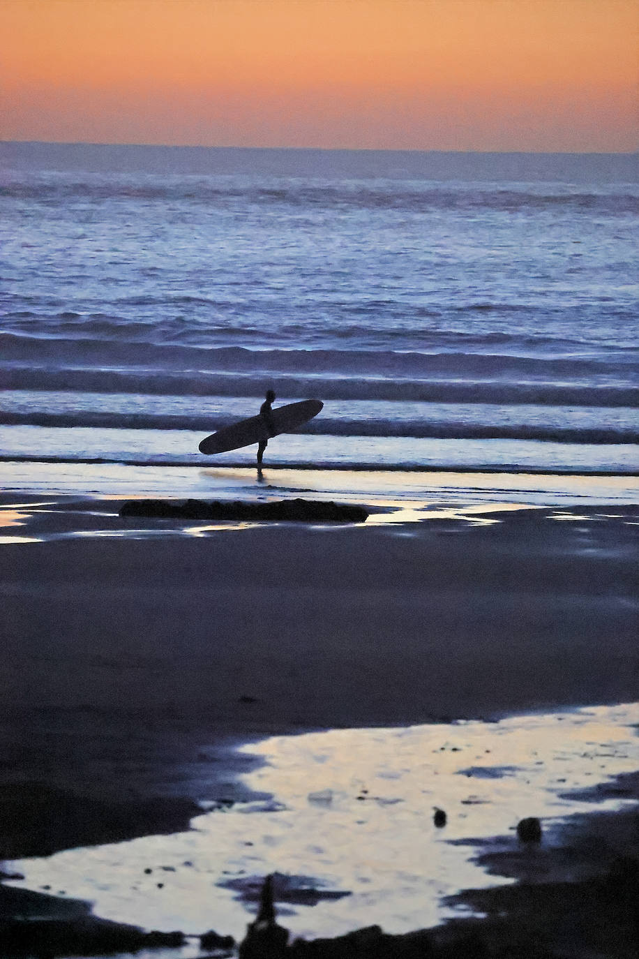 Imágenes de las espectaculares costas del Parque Natural de Oyambre y de las playas de San Vicente de la Barquera tomadas este verano al caer la noche. 