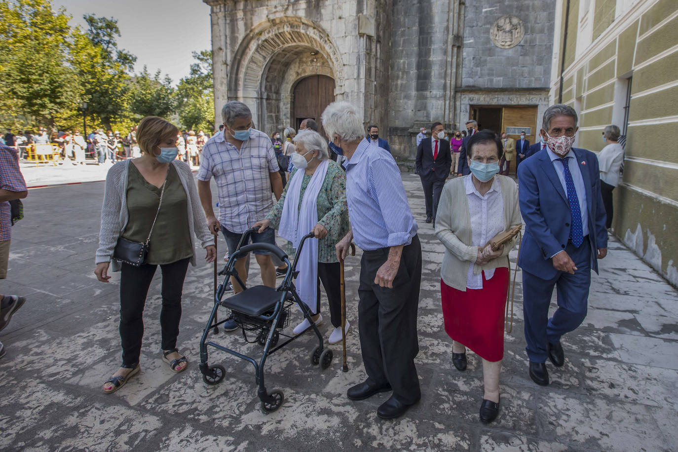 La celebración de la Bien Aparecida ha sido distinta en el santuario de Hoz de Marrón, con restricciones, medidas de seguridad y aforos limitados, pero no vacía de fieles, que han acudido en mayor número del esperado.