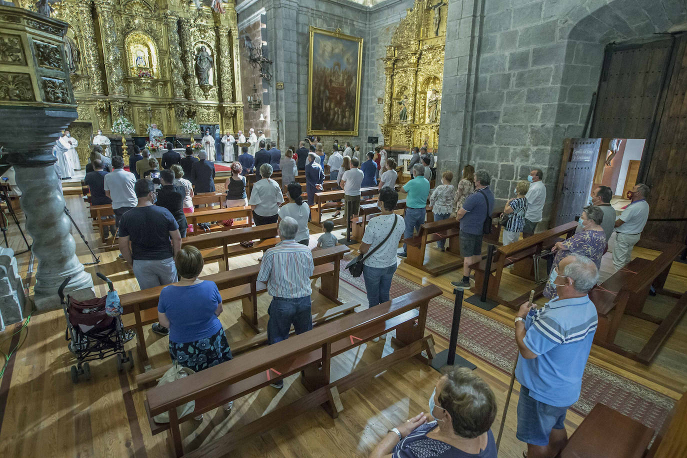 La celebración de la Bien Aparecida ha sido distinta en el santuario de Hoz de Marrón, con restricciones, medidas de seguridad y aforos limitados, pero no vacía de fieles, que han acudido en mayor número del esperado.