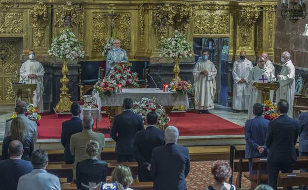 El obispo de Santander, Manuel Sánchez Monge, ha presidido la misa mayor.