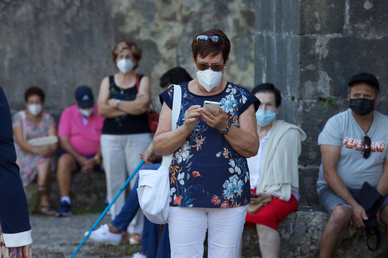 La celebración de la Bien Aparecida ha sido distinta en el santuario de Hoz de Marrón, con restricciones, medidas de seguridad y aforos limitados, pero no vacía de fieles, que han acudido en mayor número del esperado.