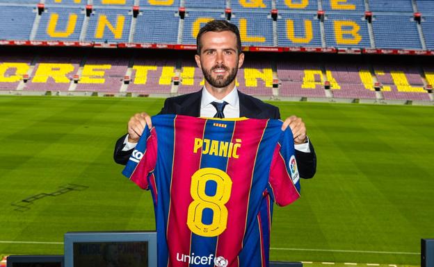 Miralem Pjanic posa con su nueva camiseta. 