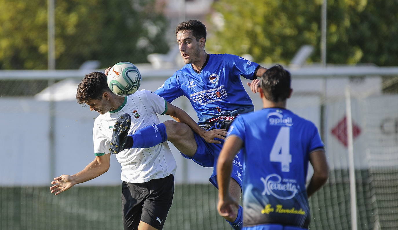 El Racing y el Laredo, durante el partido amistoso que disputaron el pasado sábado en La Caseta.