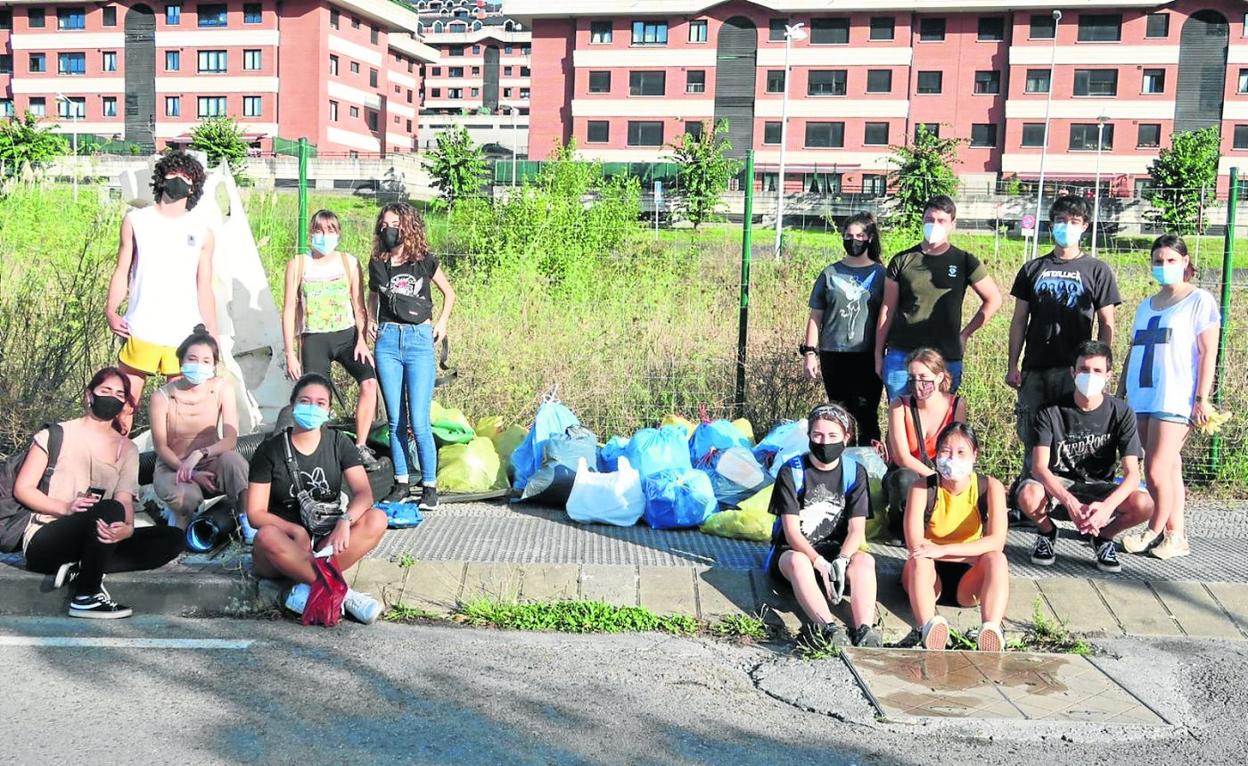 El equipo muestra la cantidad de residuos recogidos en Brazomar. 