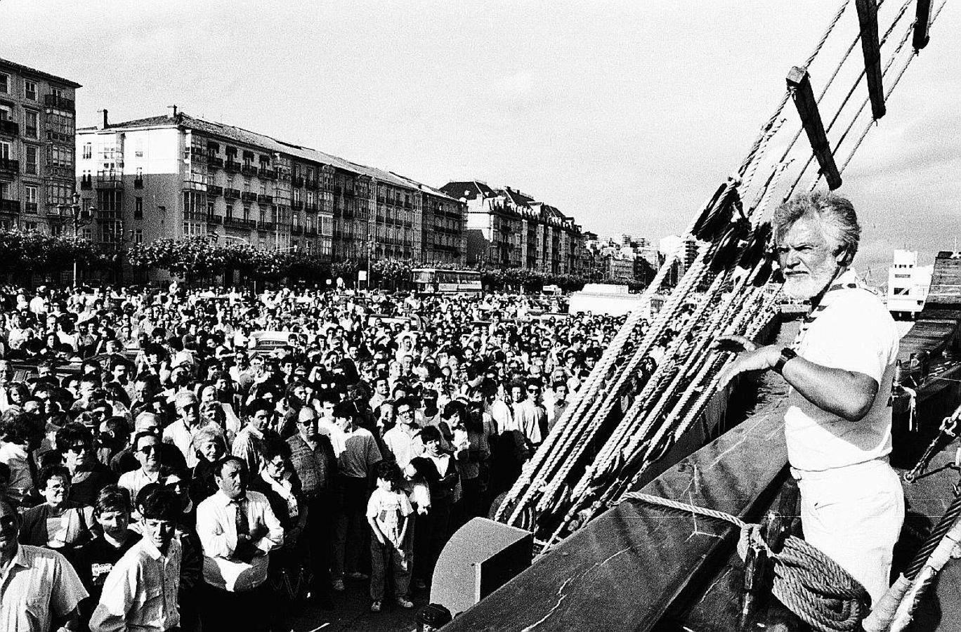 Fotografía antigua de la llegada a Santander del navegante Vital Alsar.