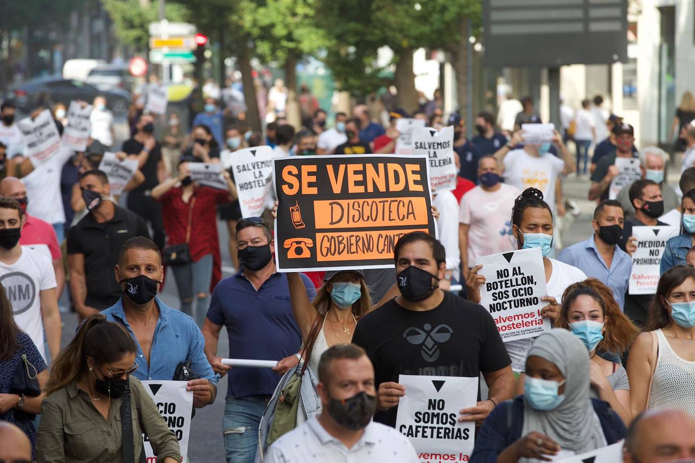 Cientos de hosteleros participan en la manifestación convocada por la Asociación Empresarial de Hostelería de Cantabria, que ha partido del Ayuntamiento de Santander para llegar hasta la sede del Gobierno regional. Los empresarios y los trabajadores reclaman ayudas que palíen la situación que la COVID-19 ha generado en todo el sector.