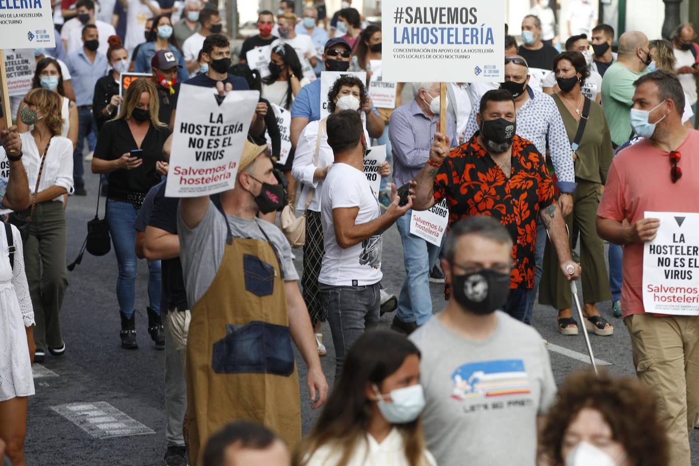 Cientos de hosteleros participan en la manifestación convocada por la Asociación Empresarial de Hostelería de Cantabria, que ha partido del Ayuntamiento de Santander para llegar hasta la sede del Gobierno regional. Los empresarios y los trabajadores reclaman ayudas que palíen la situación que la COVID-19 ha generado en todo el sector.