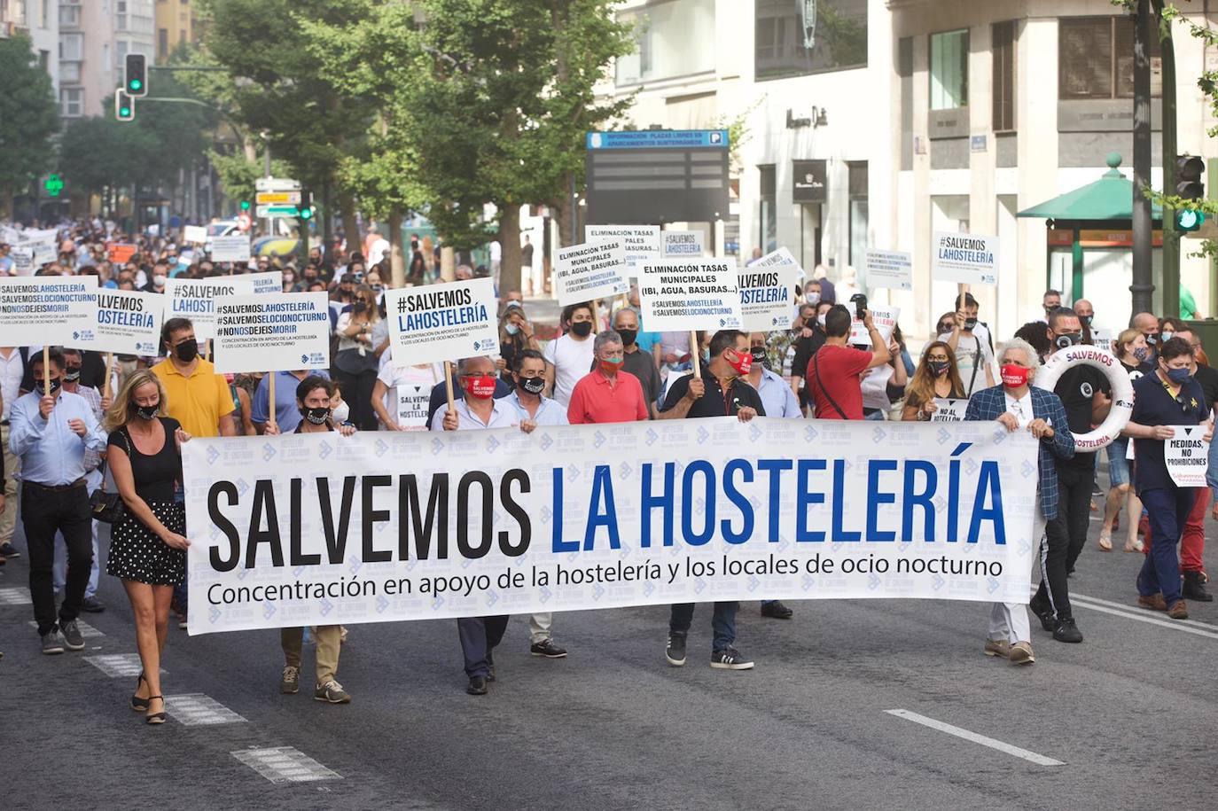 Cientos de hosteleros participan en la manifestación convocada por la Asociación Empresarial de Hostelería de Cantabria, que ha partido del Ayuntamiento de Santander para llegar hasta la sede del Gobierno regional. Los empresarios y los trabajadores reclaman ayudas que palíen la situación que la COVID-19 ha generado en todo el sector.