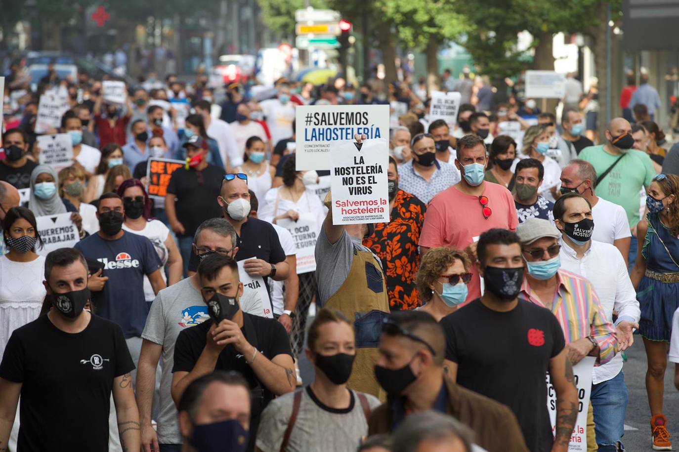 Cientos de hosteleros participan en la manifestación convocada por la Asociación Empresarial de Hostelería de Cantabria, que ha partido del Ayuntamiento de Santander para llegar hasta la sede del Gobierno regional. Los empresarios y los trabajadores reclaman ayudas que palíen la situación que la COVID-19 ha generado en todo el sector.