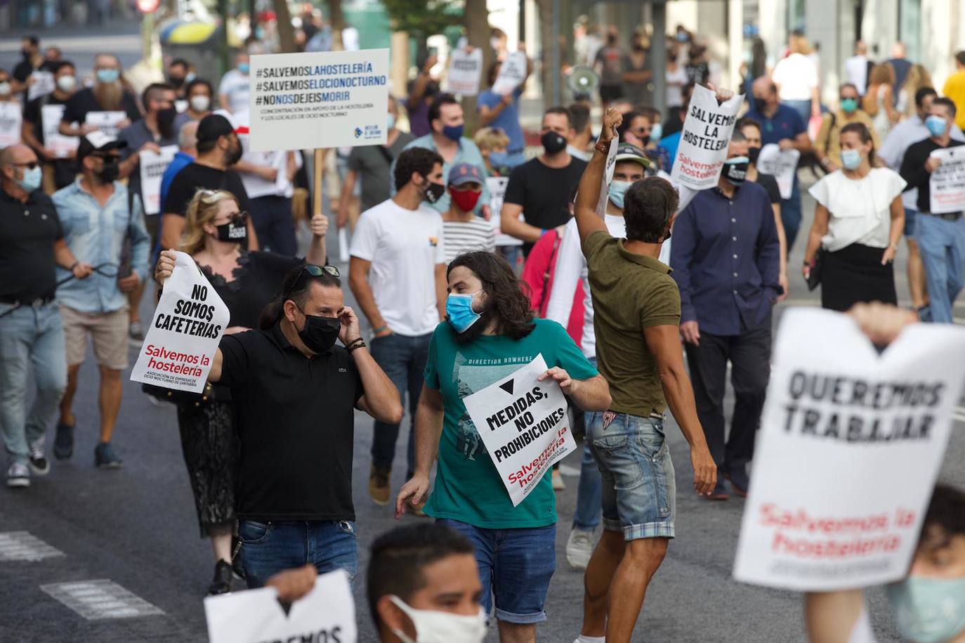 Cientos de hosteleros participan en la manifestación convocada por la Asociación Empresarial de Hostelería de Cantabria, que ha partido del Ayuntamiento de Santander para llegar hasta la sede del Gobierno regional. Los empresarios y los trabajadores reclaman ayudas que palíen la situación que la COVID-19 ha generado en todo el sector.