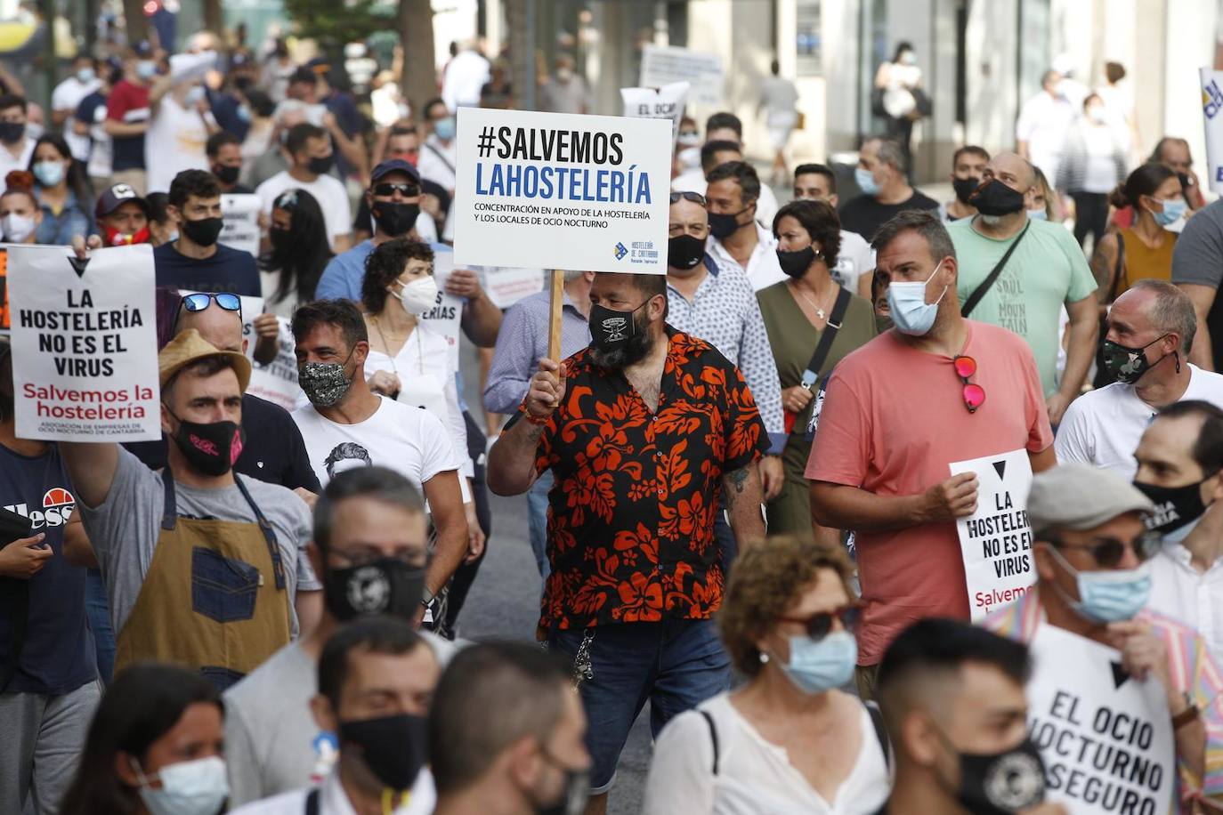 Cientos de hosteleros participan en la manifestación convocada por la Asociación Empresarial de Hostelería de Cantabria, que ha partido del Ayuntamiento de Santander para llegar hasta la sede del Gobierno regional. Los empresarios y los trabajadores reclaman ayudas que palíen la situación que la COVID-19 ha generado en todo el sector.