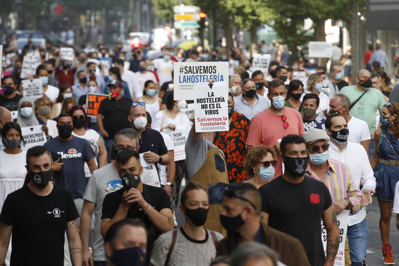 Cientos de hosteleros participan en la manifestación convocada por la Asociación Empresarial de Hostelería de Cantabria, que ha partido del Ayuntamiento de Santander para llegar hasta la sede del Gobierno regional. Los empresarios y los trabajadores reclaman ayudas que palíen la situación que la COVID-19 ha generado en todo el sector.