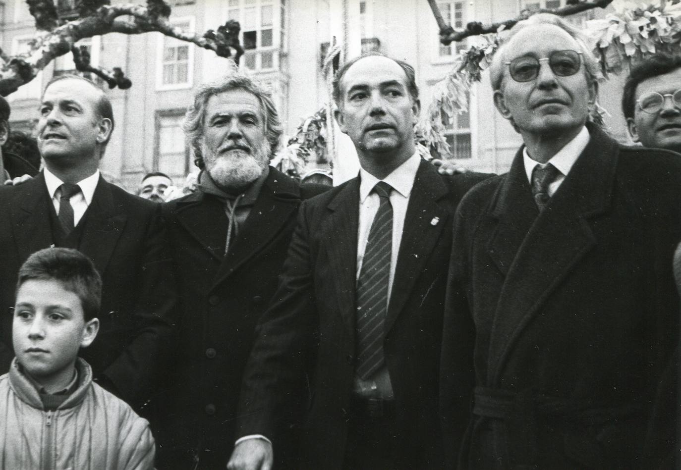 Llegada de Vital Alsar a Santander en La Marigalante en noviembre de 1987. De izquierda a derecha, Juan Hormaechea, Vital Alsar, Manuel Huerta y Jesús Aguirre, marido de la duquesa de Alba.