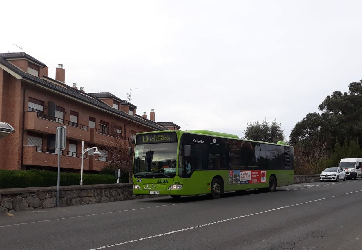 Imagen de uno de los autobuses urbanos de Castro Urdiales. samira hidalgo