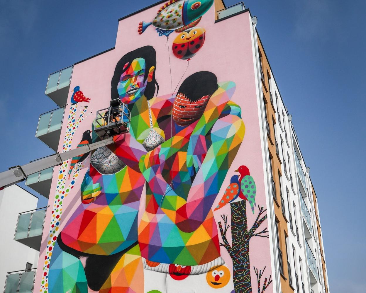 Mural realizado por Okuda en un edificio de Berlín, basado en el largometraje 'Puppy Love'.