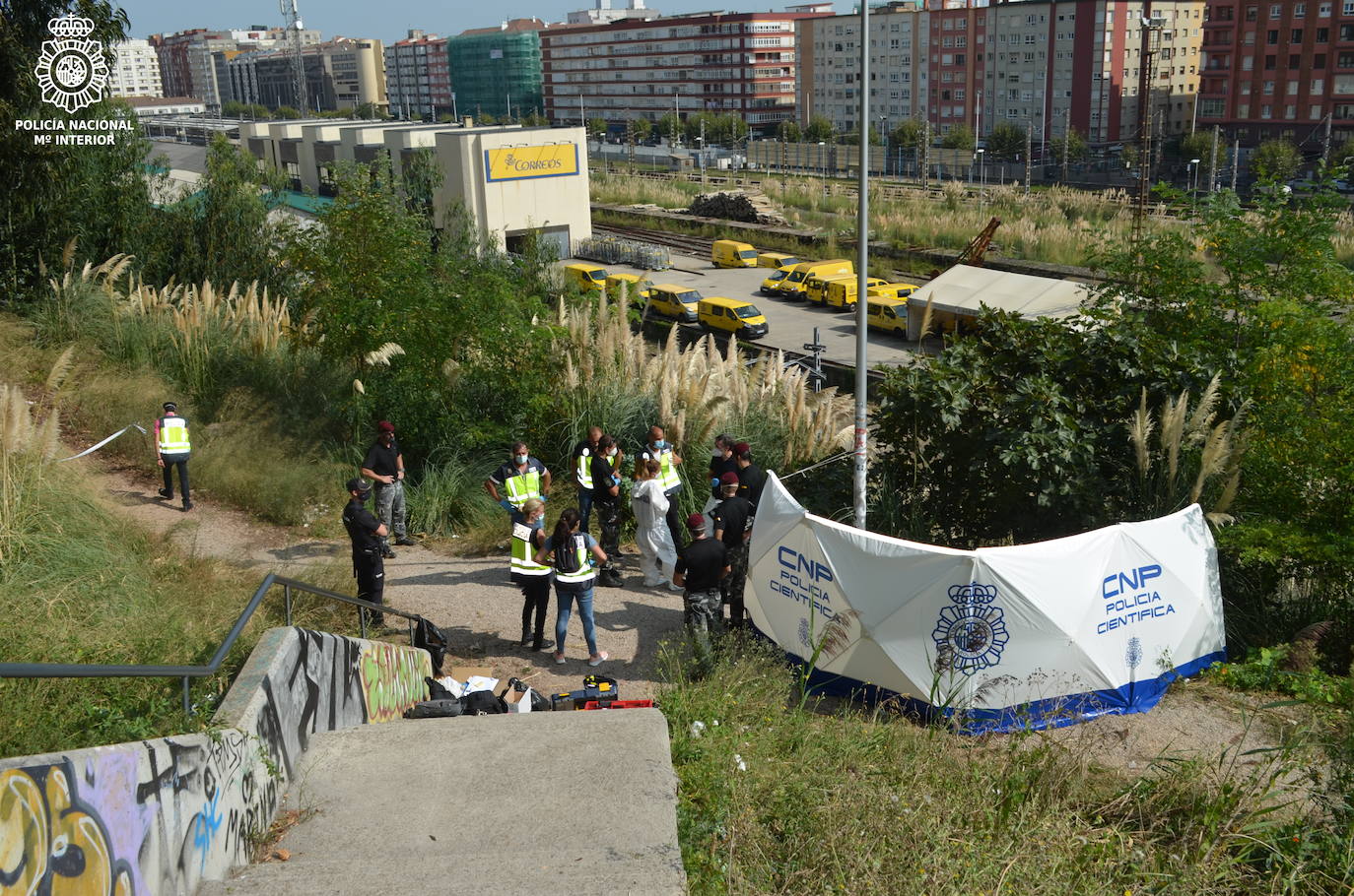 Fotos: La zona de arbustos próxima a la Peña del Cuervo donde ha aparecido el cuerpo de la mujer