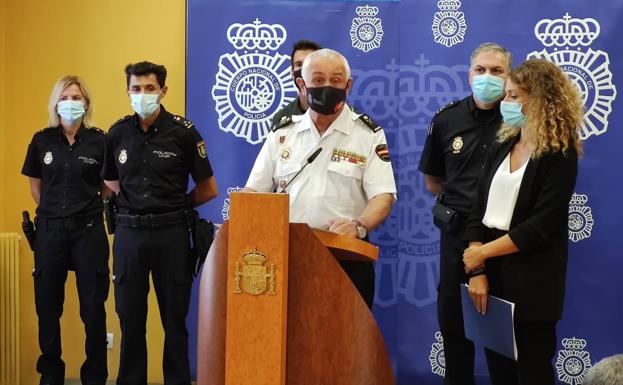 El jefe Superior de Policía, acompañado por la delegada del Gobierno, esta mañana en rueda de prensa.