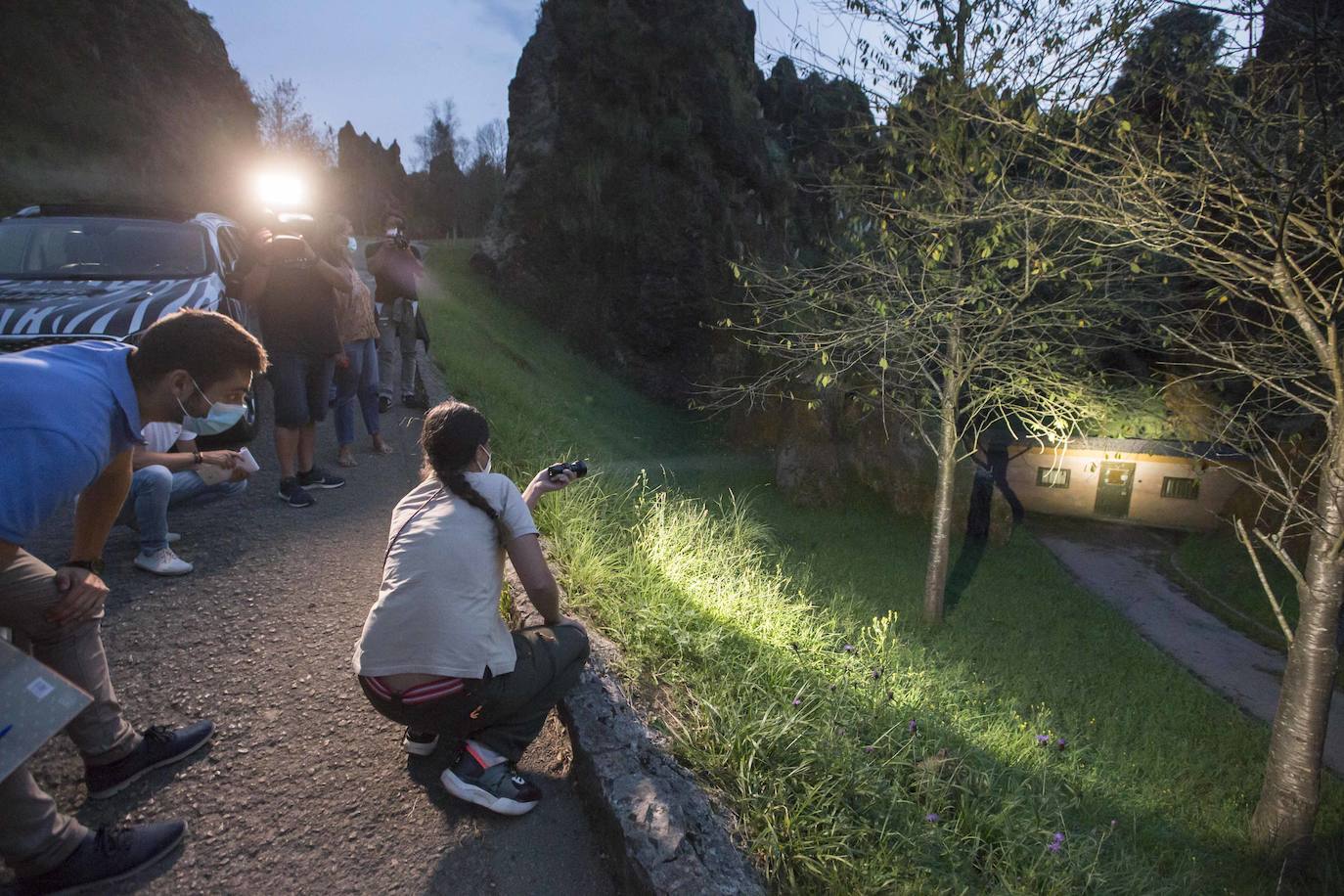 Imágenes de una visita nocturna al Parque de la Naturaleza de Cabárceno, una experiencia que se pone en marcha coincidiendo con el periodo en el que se producen la berrea y la ronca.