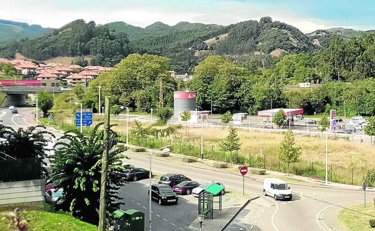 Imagen de la parcela, ubicada junto al aparcamiento del hipermercado Eroski, donde se pretende construir un hotel y un centro comercial. 