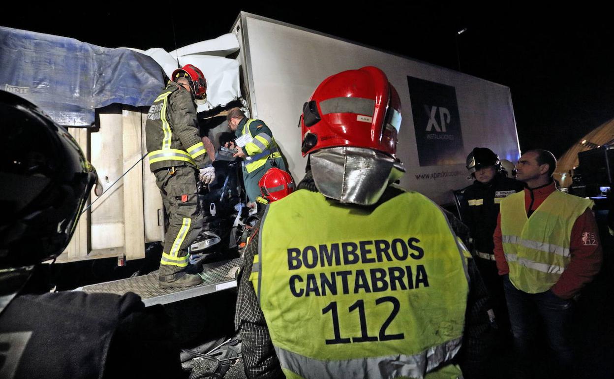 El Gobierno cierra la redacción de la ley que reconocerá a los bomberos de Cantabria como agentes de la autoridad