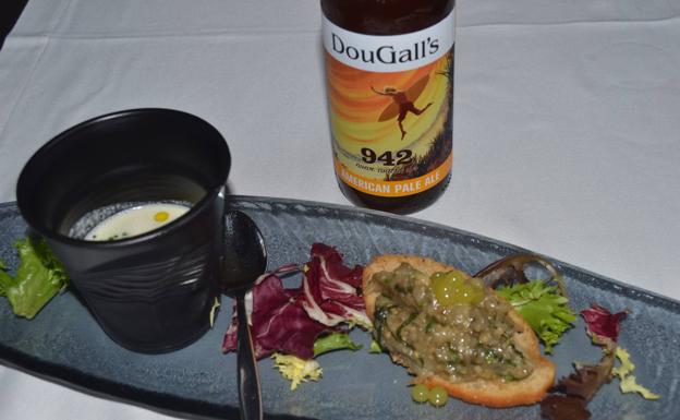Aperitivo de caviar de berenjena y crema de ajoblanco.