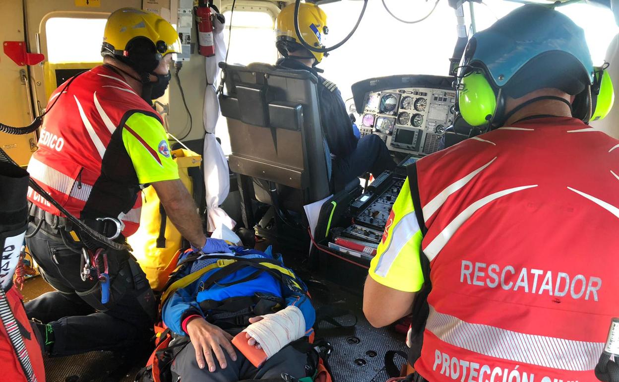 Los rescatadores del 112, junto a un herido, en el helicóptero este verano.