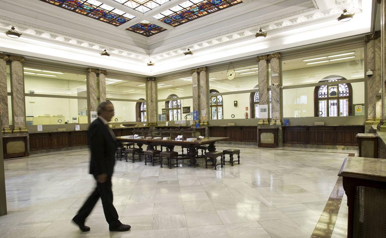 Interior del inmueble del antiguo Banco de España en la Plaza de Farolas, que albergará el Centro Asociado al Reina Sofía-Archivo Lafuente.