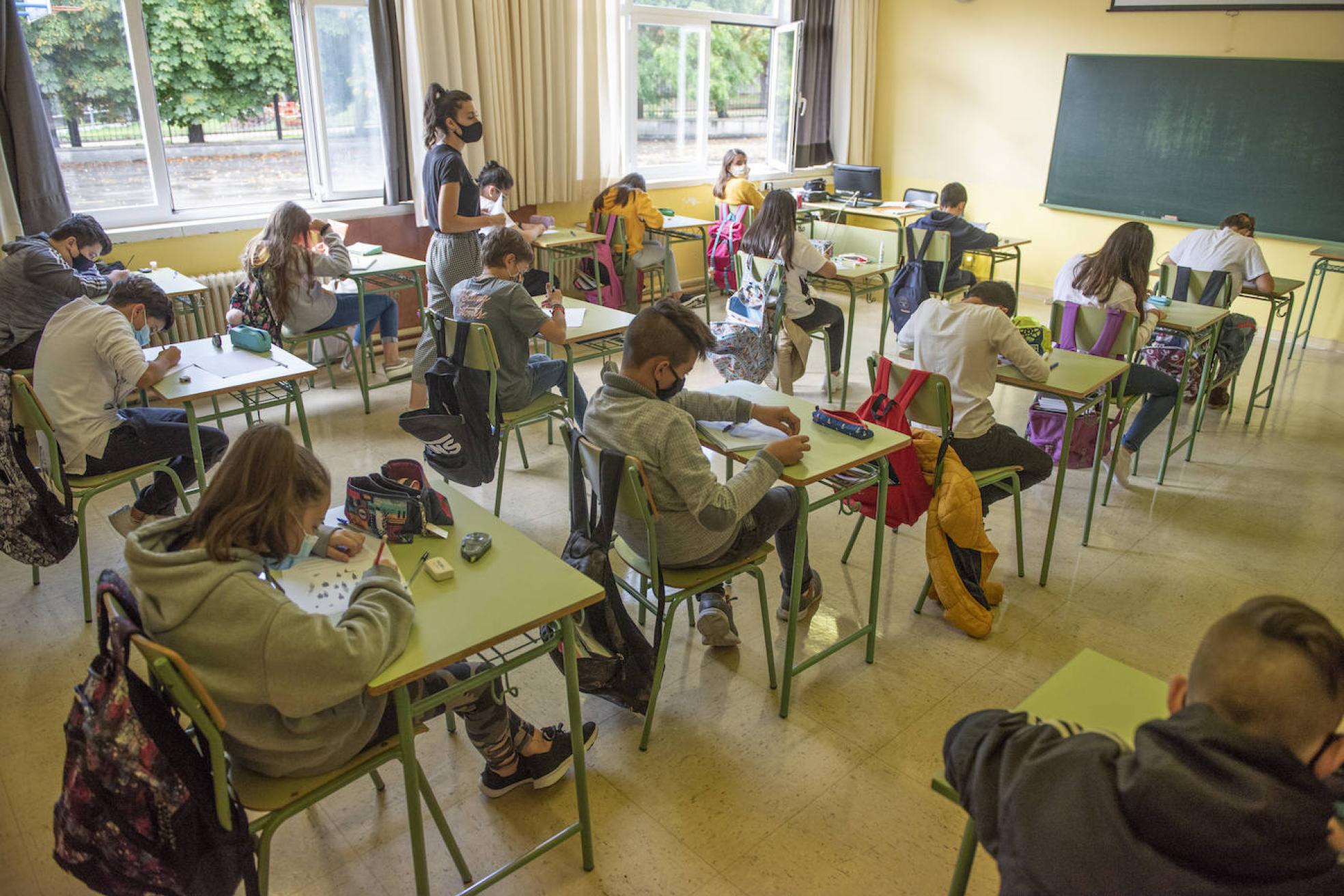 Una de las aulas del IESMontesclaros, con los pupitres separados, ventilación constante y mascarillas para todos.